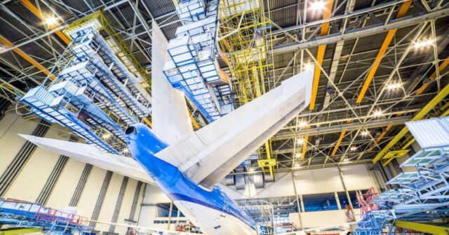 1779778442_airbus-pour-repondre-a-la-demande-mondiale-une-usine-a-seville-transforme-des-avions-civils-en-appar.jpeg