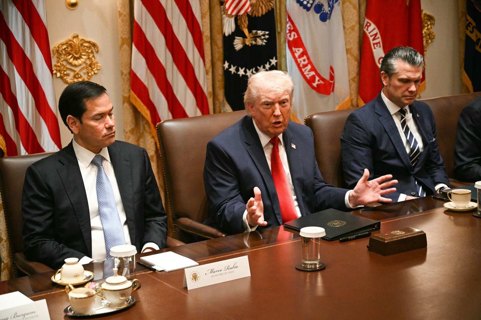 Donald Trump ជាមួយសមាជិកគណៈរដ្ឋមន្ត្រីរបស់គាត់ Marco Rubio និង Pete Hegseth