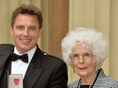 ម្តាយរបស់ John Barrowman បានទទួលមរណៈភាពក្នុងអាយុ 91 ឆ្នាំខណៈដែលតារាសម្តែងចូលរួមគោរពដល់នាង