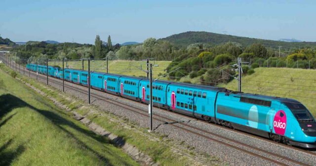 1779871256_un-tgv-bloque-en-pleine-canicule-elle-ouvre-une-issue-de-secours-et-ecope-d-une-grosse-amende.jpg