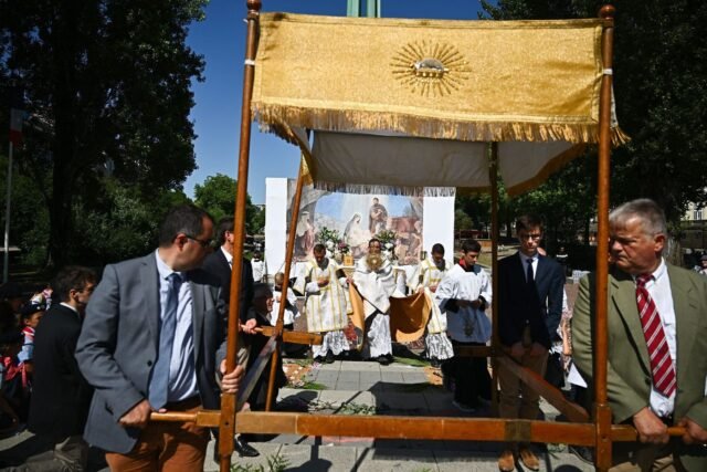 1779888956_2446363-des-catholiques-traditionalistes-participent-a-une.jpg
