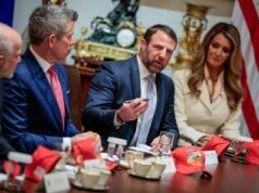 Markwayne Mullin ប្រាប់អ្នកធ្វើកូដកម្មអត់អាហារនៅមជ្ឈមណ្ឌលឃុំឃាំង ICE ថា “នេះមិនមែនជា Holiday Inn ទេ។”