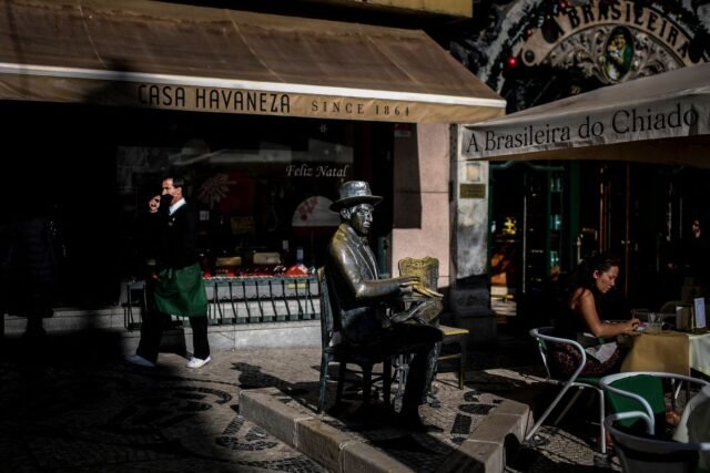 1780002975_2441688-a-lisbonne-portugal-une-statue-de-fernando-pessoa-.jpg