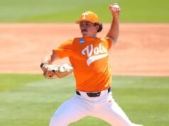 #20/23 Vols ធ្លាក់ទៅ East Carolina ក្នុង 14-inning marathon ដើម្បីបើកការលេងក្នុងតំបន់