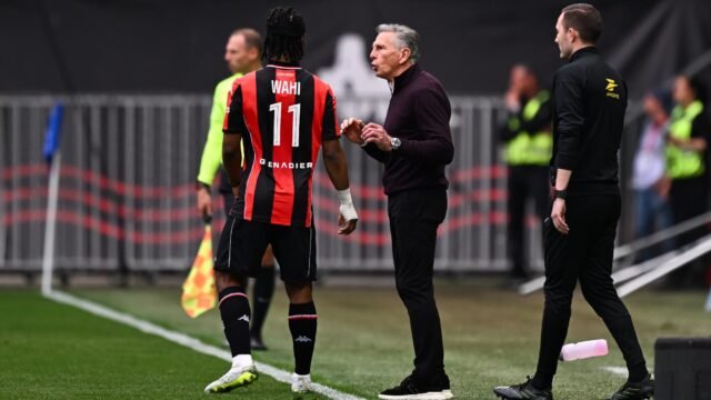 1780100572_L-entraineur-de-l-OGC-Nice-Claude-Puel-en-train-de-distiller-des-conseils-a-son-poulain-Elye-Wahi-le.jpeg