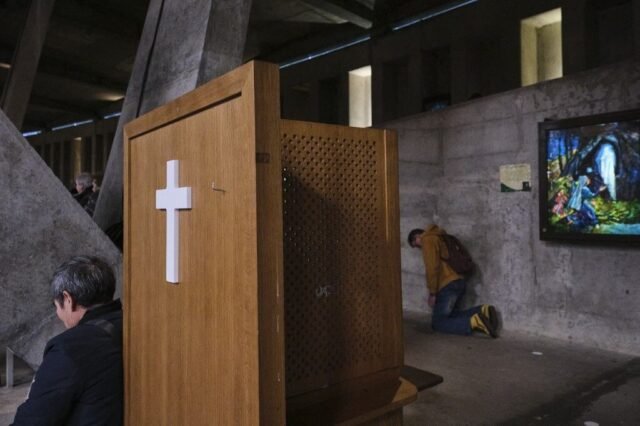 1780102090_2448740-le-secret-de-la-confession-releve-aujourd-hui-du-s.jpg