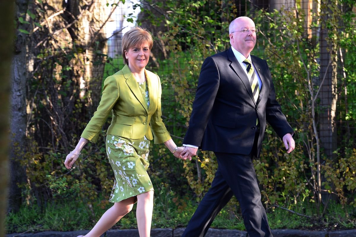 Nicola Sturgeon និង Peter Murrell មកដល់ការិយាល័យបោះឆ្នោតក្នុងស្រុករបស់ពួកគេដើម្បីបោះឆ្នោតនៅក្នុងការបោះឆ្នោតទូទៅឆ្នាំ 2015