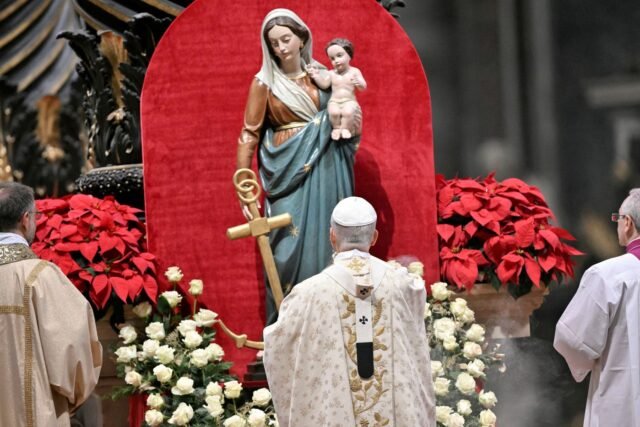 1780119419_2448426-le-pape-leon-xiv-ici-devant-la-vierge-marie-a-la-b.jpg