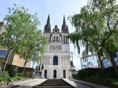 នៅក្នុង Angers ពិធីមួយសម្រាប់ជនរងគ្រោះរបស់ឪពុក Houard បង្កឱ្យមានប្រតិកម្មផ្ទុយគ្នា។