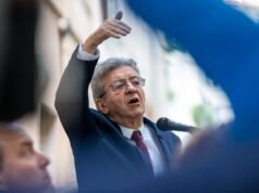 Jean-Luc Mélenchon បង្វែរការប្រយុទ្ធប្រឆាំងនឹង Bolloré ទៅជាអាគុយម៉ង់នៃយុទ្ធនាការបោះឆ្នោតអំឡុងពេលបាតុកម្មនៅ Olympia