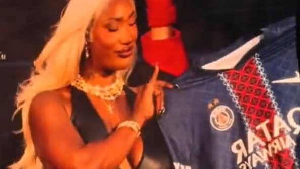 1780193219_La-chanteuse-Aya-Nakamura-presente-le-maillot-deux-etoiles-du-PSG-apres-le-nouveau-sacre-en-Ligue-de.jpeg