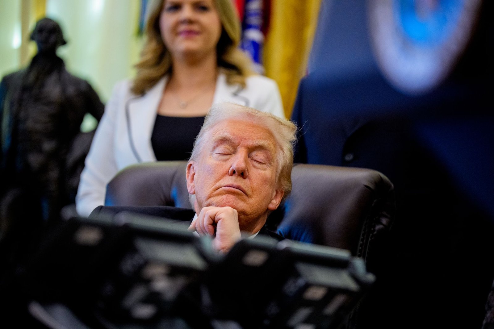 Trump ត្រូវបានគេចោទប្រកាន់ថាបានដេកលក់ក្នុងអំឡុងពេលកិច្ចប្រជុំ ដូចជាពេលដែលគាត់ត្រូវបានគេថតដោយបិទភ្នែកនៅក្នុងព្រឹត្តិការណ៍ Oval Office ក្នុងខែវិច្ឆិកា ទោះបីជារបាយការណ៍វេជ្ជសាស្រ្តរបស់គាត់និយាយថាសមត្ថភាពយល់ដឹងរបស់គាត់គឺល្អក៏ដោយ។