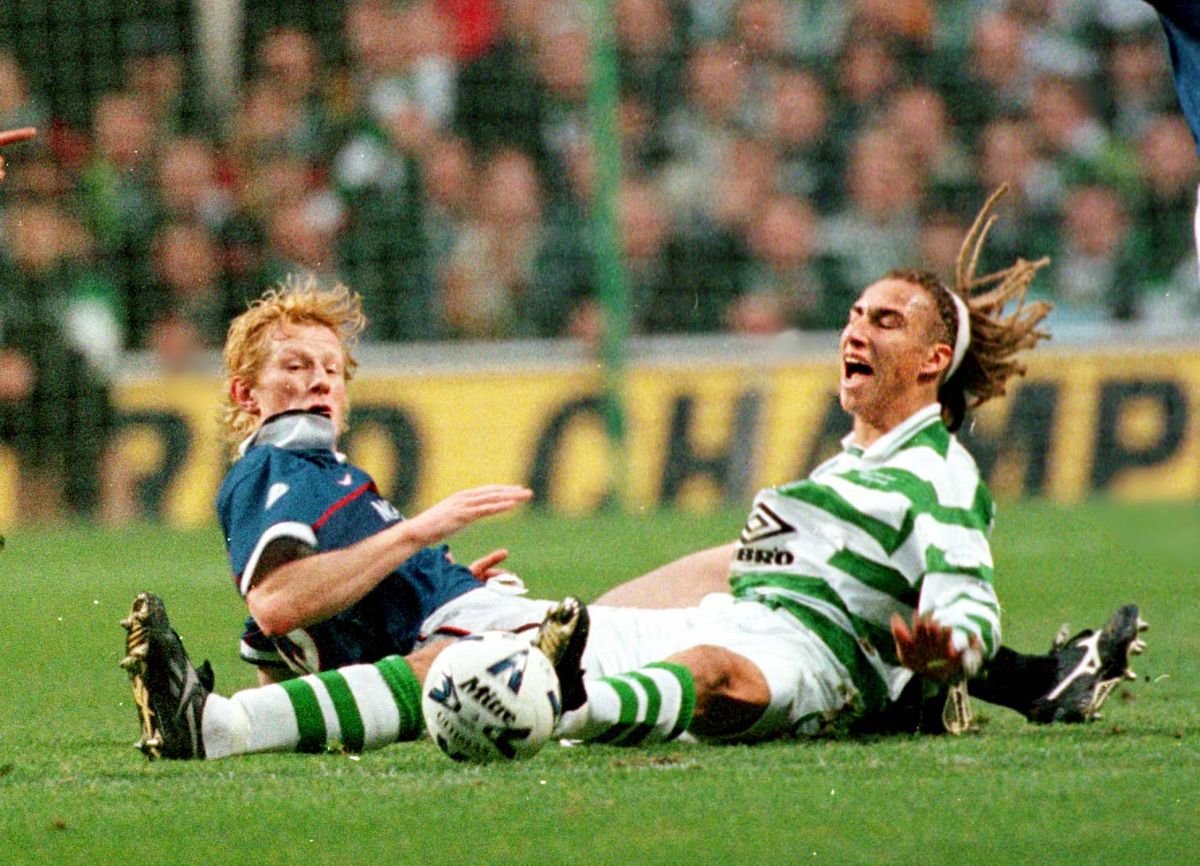 ខ្សែការពារ Colin Hendry របស់ Rangers និងកីឡាករ Celtic កីឡាករ Henrik Larsson ប្រយុទ្ធដណ្តើមបាល់នៅ Parkhead ក្នុងខែវិច្ឆិកា ឆ្នាំ 1998