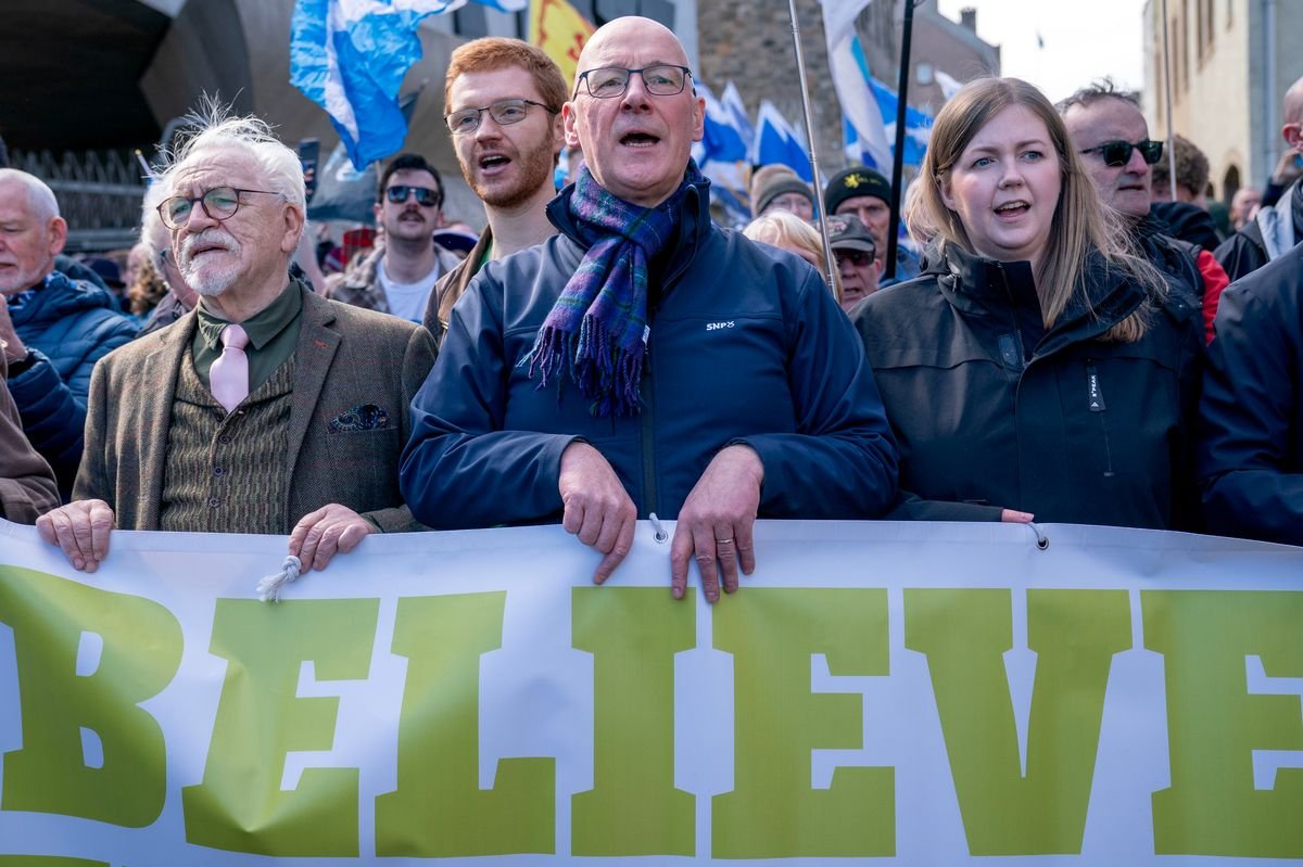 លោក John Swinney ដើរដង្ហែរជាមួយមេដឹកនាំគណបក្ស Scottish Green Party លោក Ross Greer និង Gillian Mackay នៅឯការជួបជុំគាំទ្រឯករាជ្យនាពេលថ្មីៗនេះ។