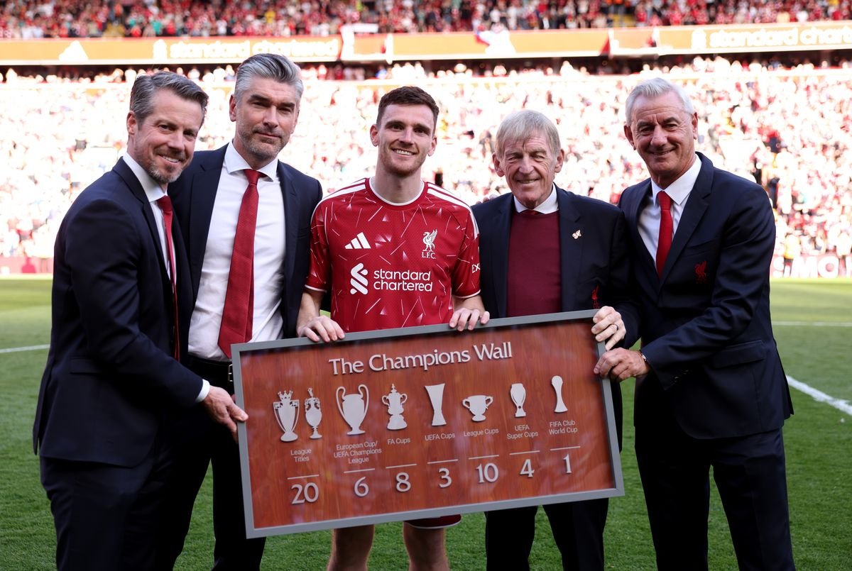 Andrew Robertson របស់ Liverpool ត្រូវបានបង្ហាញជាមួយនឹងស៊ុមដោយនាយកប្រតិបត្តិ Billy Hogan នាយកកីឡា Richard Hughes និងអតីតកីឡាករ Liverpool Kenny Dalglish និង Ian Rush
