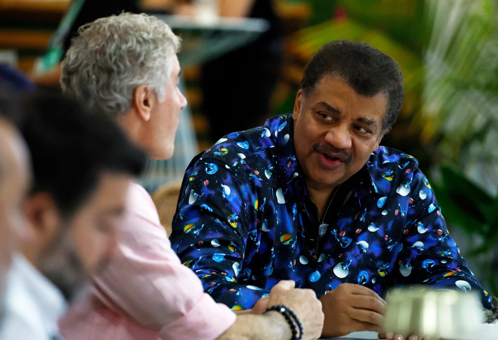 តារារូបវិទ្យា Neil deGrasse Tyson បានបង្កើតពាក្យនេះនៅក្នុងអត្ថបទឆ្នាំ 1997 នៅក្នុងទស្សនាវដ្តី Natural History ។