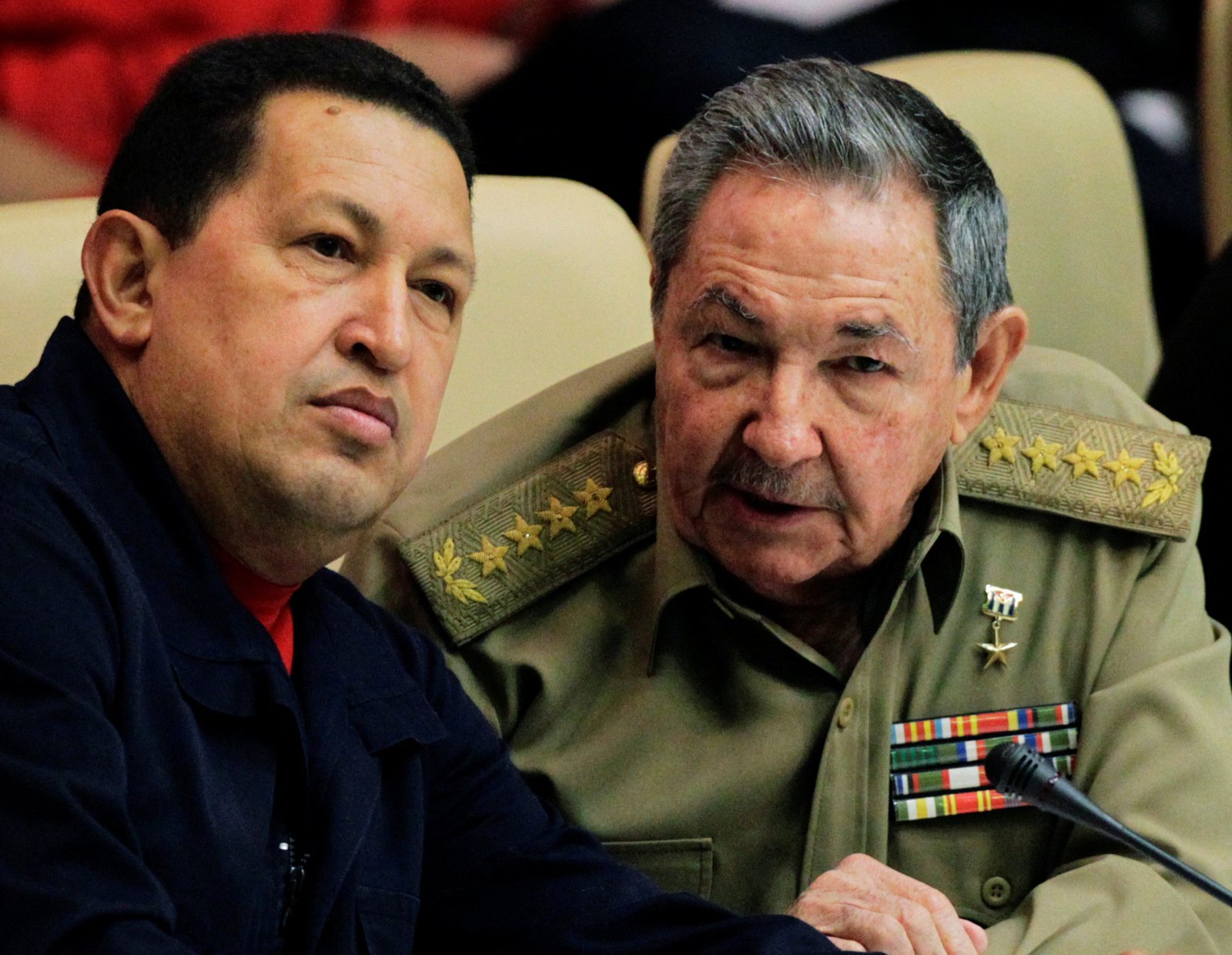 គុយបា Raul Castro (r.) និយាយជាមួយសមភាគី Venezuelan លោក Hugo Chavez (l.) ក្នុងឆ្នាំ 2010។