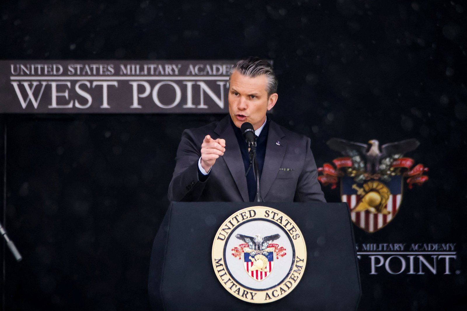 Pete Hegseth បានរិះគន់មេដឹកនាំមុននៅក្នុងសុន្ទរកថារបស់គាត់នៅ West Point ដោយនិយាយថាពួកគេបានដឹកនាំយោធាឱ្យ 