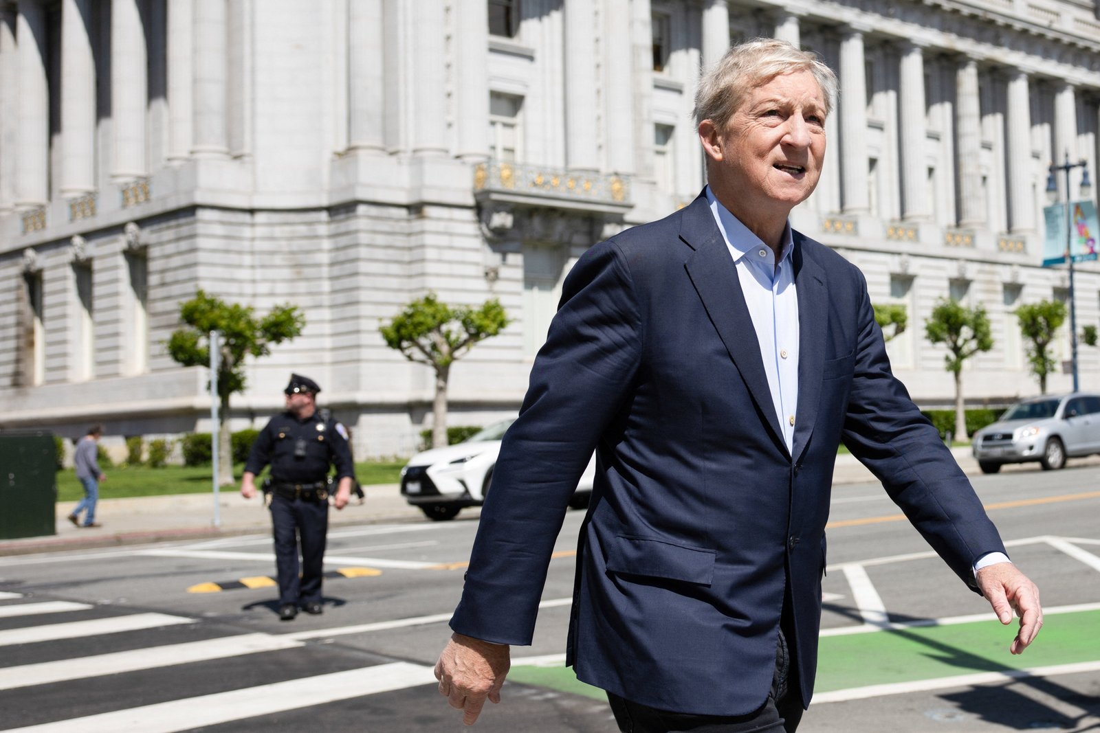 លោក Tom Steyer អតីតអ្នកគ្រប់គ្រងមូលនិធិការពារហានិភ័យបានប្រែក្លាយសកម្មជនសេរីដ៏លេចធ្លោម្នាក់បានប្តេជ្ញាចិត្តជាង 195 លានដុល្លារសម្រាប់ការផ្សាយពាណិជ្ជកម្មតាមទូរទស្សន៍ ទូរទស្សន៍ខ្សែកាប និងវិទ្យុ។