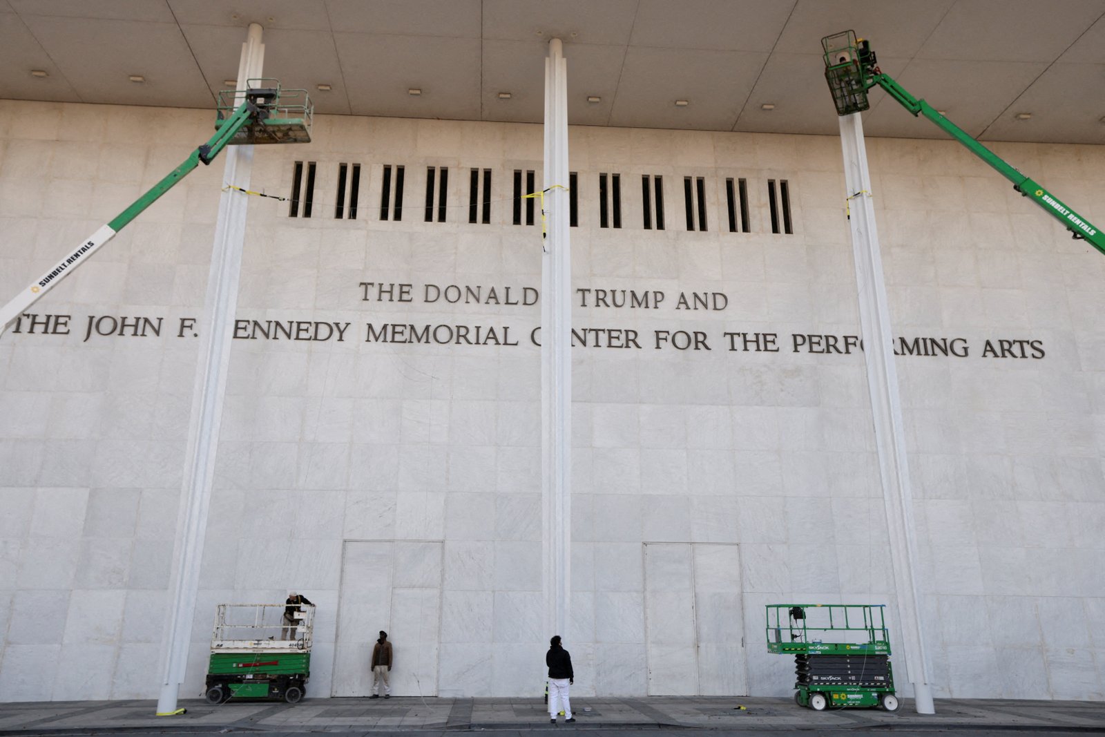 ប្រធានាធិបតី Donald Trump បានអំពាវនាវឱ្យចៅក្រមសហព័ន្ធចោទប្រកាន់គាត់បន្ទាប់ពីមានសេចក្តីសម្រេចដែលផ្អាកការជួសជុលរបស់គាត់ជាបណ្តោះអាសន្ននៅមជ្ឈមណ្ឌល និងបង្ខំឱ្យដកឈ្មោះរបស់គាត់ចេញពីអគារ។