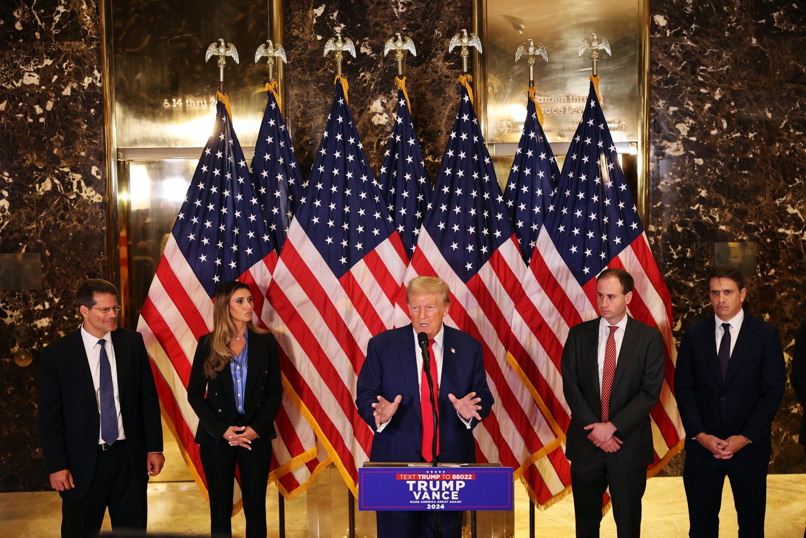 Trump - បានឃើញជាមួយក្រុមច្បាប់របស់គាត់នៅក្នុងករណី Carroll ដែលក្រោយមកទាំងអស់បានបម្រើការនៅក្នុងរដ្ឋបាលរបស់គាត់ - បានបដិសេធយ៉ាងខ្លាំងនូវការចោទប្រកាន់ប្រឆាំងនឹងគាត់ហើយបានហៅអតីតអ្នកនិពន្ធទស្សនាវដ្តី Elle ថាជាអ្នកកុហក។