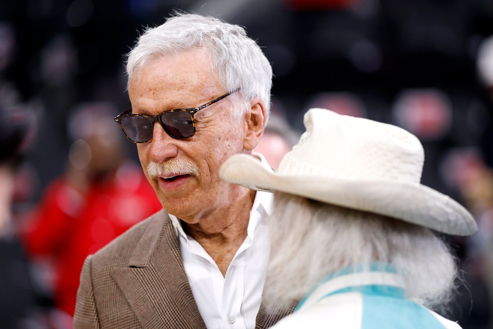 Kroenke និយាយជាមួយអ្នកគាំទ្រមុនពេល Denver Nuggets របស់គាត់លេង Los Angeles Clippers ក្នុងហ្គេមទី 3 នៃជុំទីមួយនៃ NBA Western Conference playoffs នៅ Intuit Dome នៅថ្ងៃទី 24 ខែមេសា ឆ្នាំ 2025 នៅ Inglewood រដ្ឋ California
