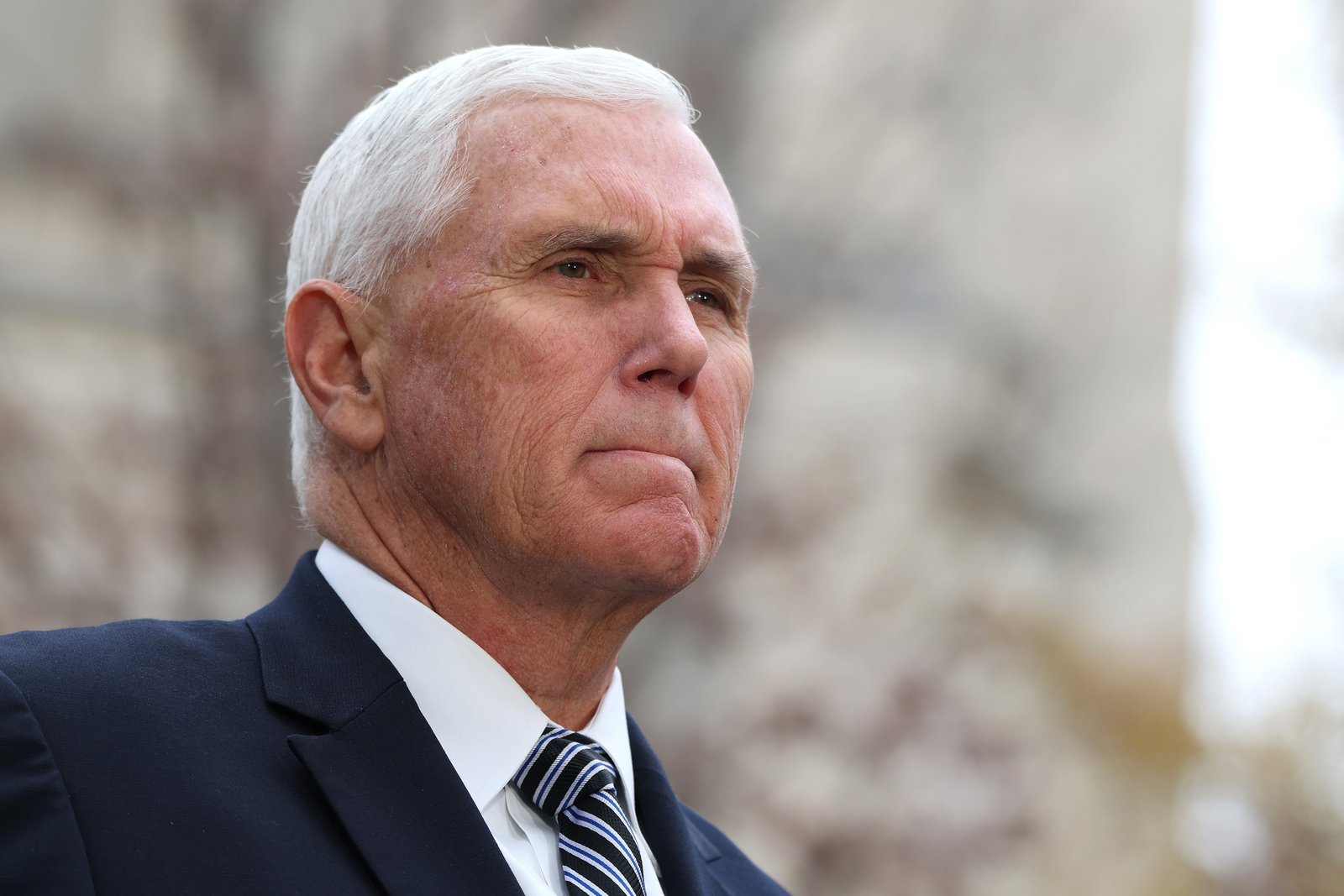 អតីតអនុប្រធានាធិបតី Mike Pence ដែលជាគោលដៅនៃកុបកម្មកាលពីថ្ងៃទី 6 ខែមករា បាននិយាយថា វានឹងជាការប្រមាថយ៉ាងខ្លាំងក្នុងការផ្តល់ប្រាក់ដល់អ្នកដែលវាយប្រហារមន្ត្រីប៉ូលីស។