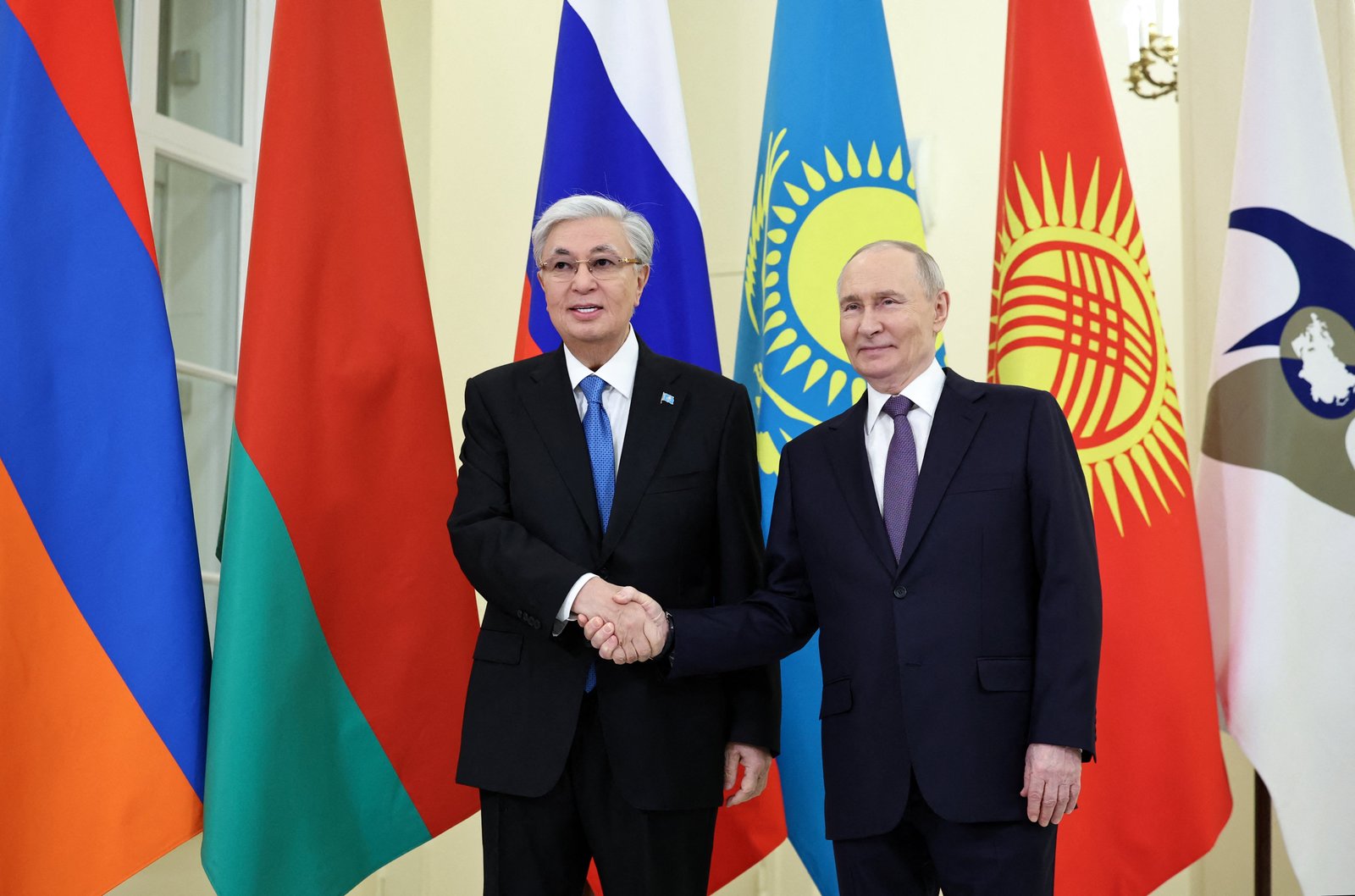ប្រធានាធិបតីរុស្ស៊ីលោក Vladimir Putin បានជួបជាមួយប្រធានាធិបតីកាហ្សាក់ស្ថាន Kassym-Jomart Tokaev ក្នុងទីក្រុង Saint Petersburg នៅថ្ងៃទី 21 ខែធ្នូ ឆ្នាំ 2025 ។