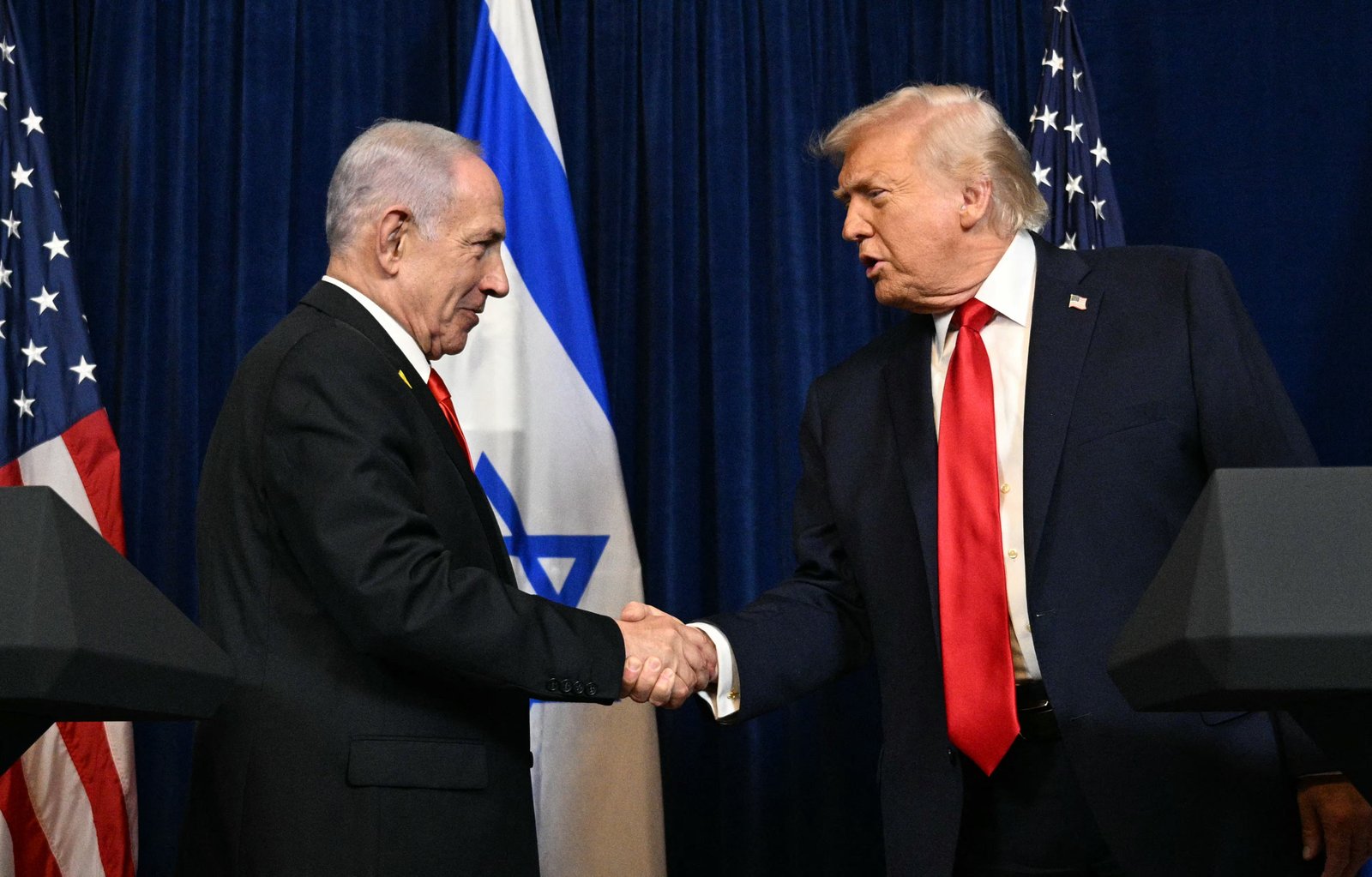 លោក Donald Trump (ស្តាំ) និងនាយករដ្ឋមន្ត្រីអ៊ីស្រាអែល Benjamin Netanyahu ចាប់ដៃគ្នានៅពេលពួកគេនិយាយទៅកាន់អ្នកសារព័ត៌មានក្នុងសន្និសីទសារព័ត៌មានរួមគ្នានៅឯគេហដ្ឋាន Mar-a-Lago របស់លោក Trump ក្នុងទីក្រុង Palm Beach រដ្ឋ Florida នៅថ្ងៃទី 29 ខែធ្នូ ឆ្នាំ 2025។