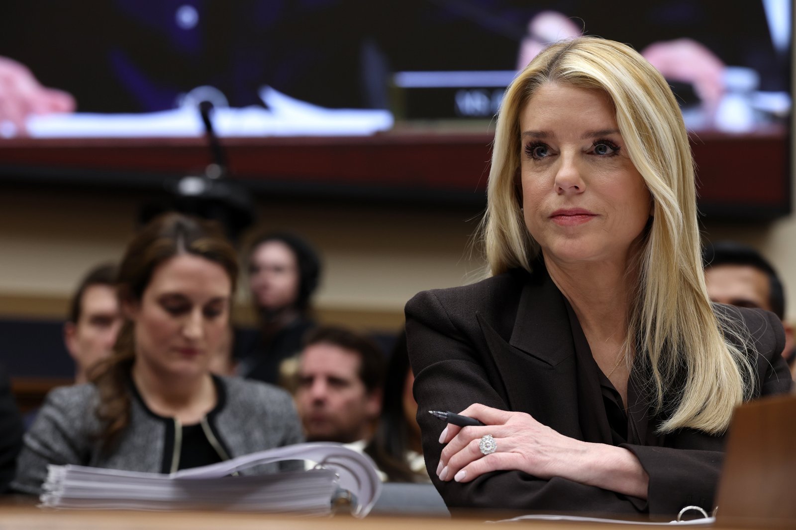 អតីតអគ្គមេធាវី Pam Bondi នឹងអង្គុយចុះសម្រាប់បទសម្ភាសន៍បិទជាមួយគណៈកម្មាធិការត្រួតពិនិត្យសភានៅថ្ងៃសុក្រ ដែលនាងត្រូវបានគេរំពឹងថានឹងឆ្លើយសំណួរអំពីការណែនាំនៃឯកសារ Epstein