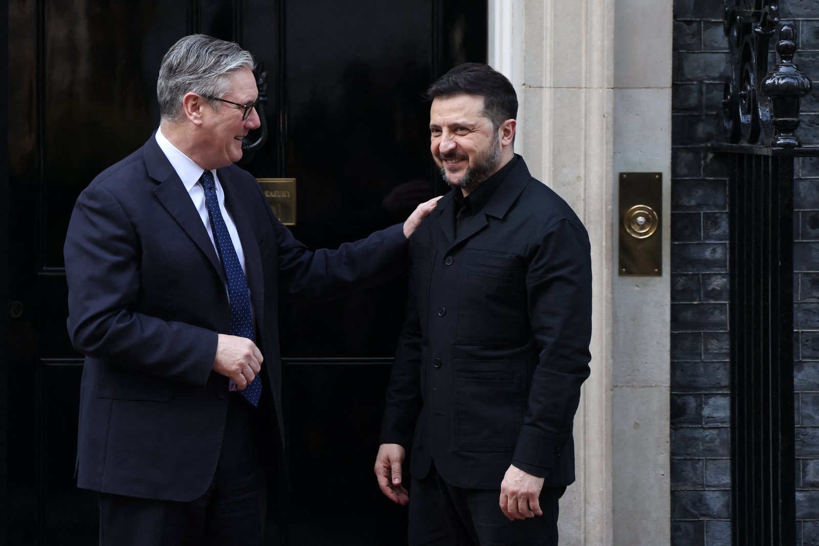 Keir Starmer ស្វាគមន៍ Volodymyr Zelensky នៅពេលមកដល់របស់គាត់នៅផ្លូវ 10 Downing នៅកណ្តាលទីក្រុងឡុងដ៍នៅថ្ងៃទី 17 ខែមីនាឆ្នាំ 2026 ។