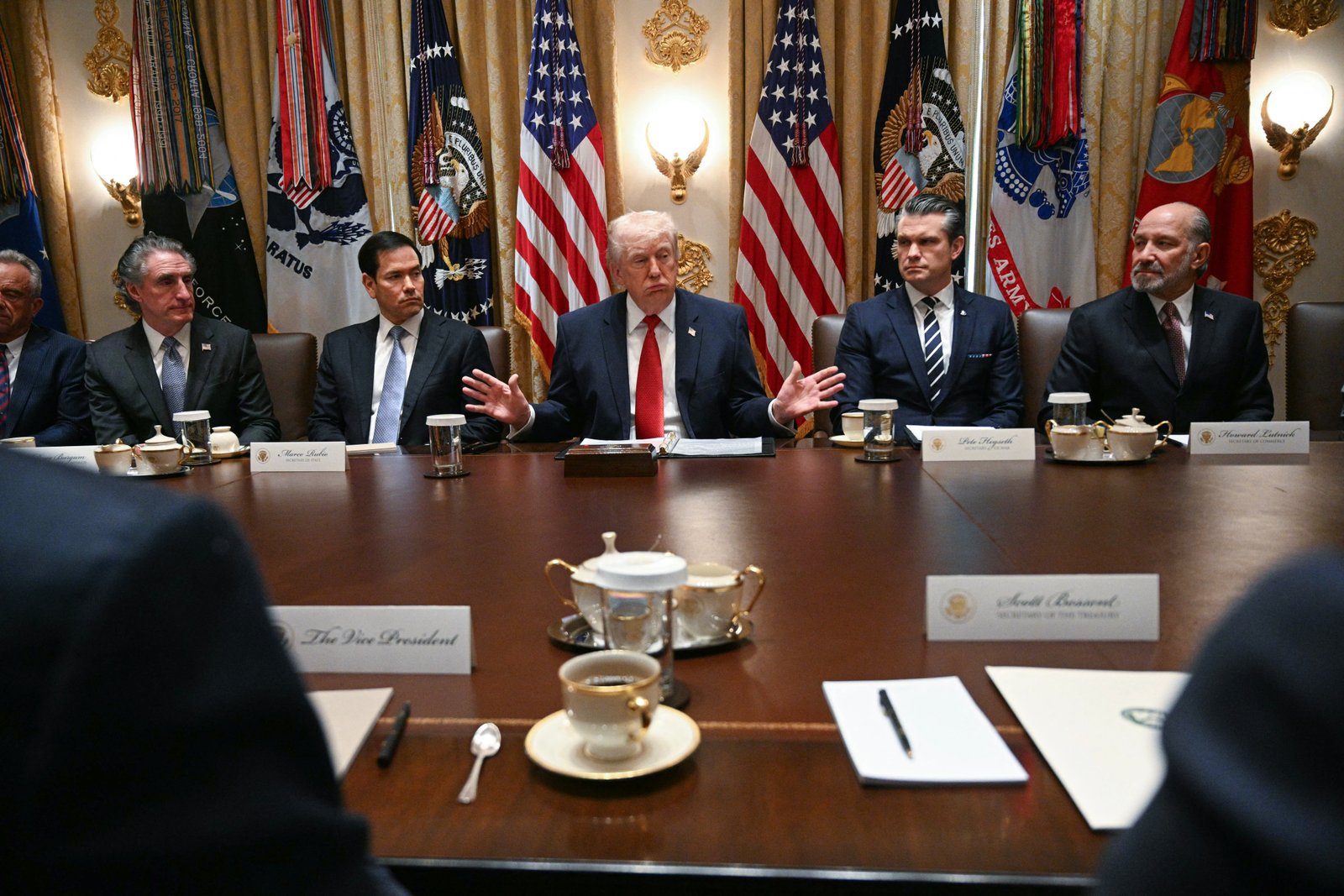 លោក Donald Trump អមដោយ Marco Rubio (ឆ្វេង) និង Pete Hegseth (ស្តាំ) ថ្លែងក្នុងកិច្ចប្រជុំគណៈរដ្ឋមន្ត្រីនៅក្នុងបន្ទប់គណៈរដ្ឋមន្ត្រីនៃសេតវិមានកាលពីថ្ងៃទី 26 ខែមីនា។