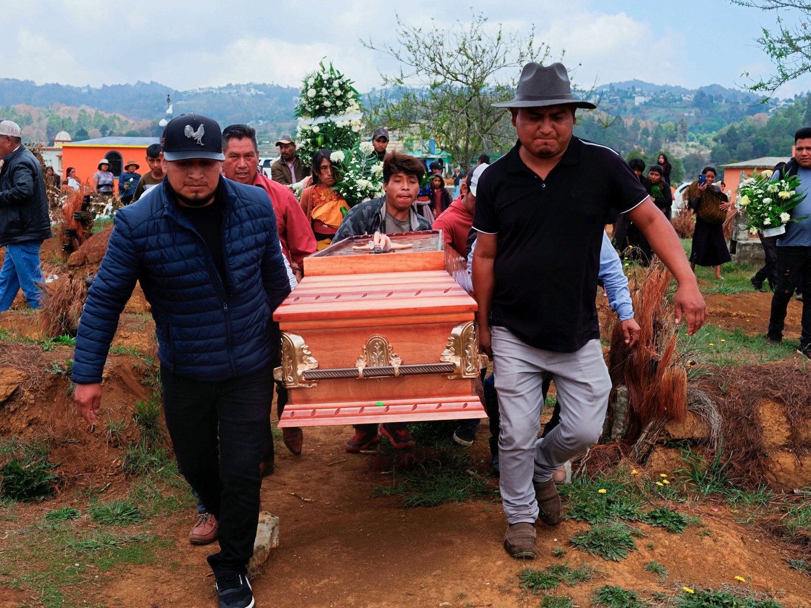 Pallbearers កាន់ស្រោមសំបុត្ររបស់ Royer Perez Jimenez ជាជនចំណាកស្រុកម៉ិកស៊ិកអាយុ 19 ឆ្នាំ ដែលត្រូវបានគេរកឃើញថាបានស្លាប់ដោយសារការធ្វើអត្តឃាតនៅមជ្ឈមណ្ឌលឃុំឃាំងអន្តោប្រវេសន៍ និងគយក្នុងរដ្ឋ Florida កាលពីថ្ងៃទី 16 ខែមីនា ឆ្នាំ 2026។