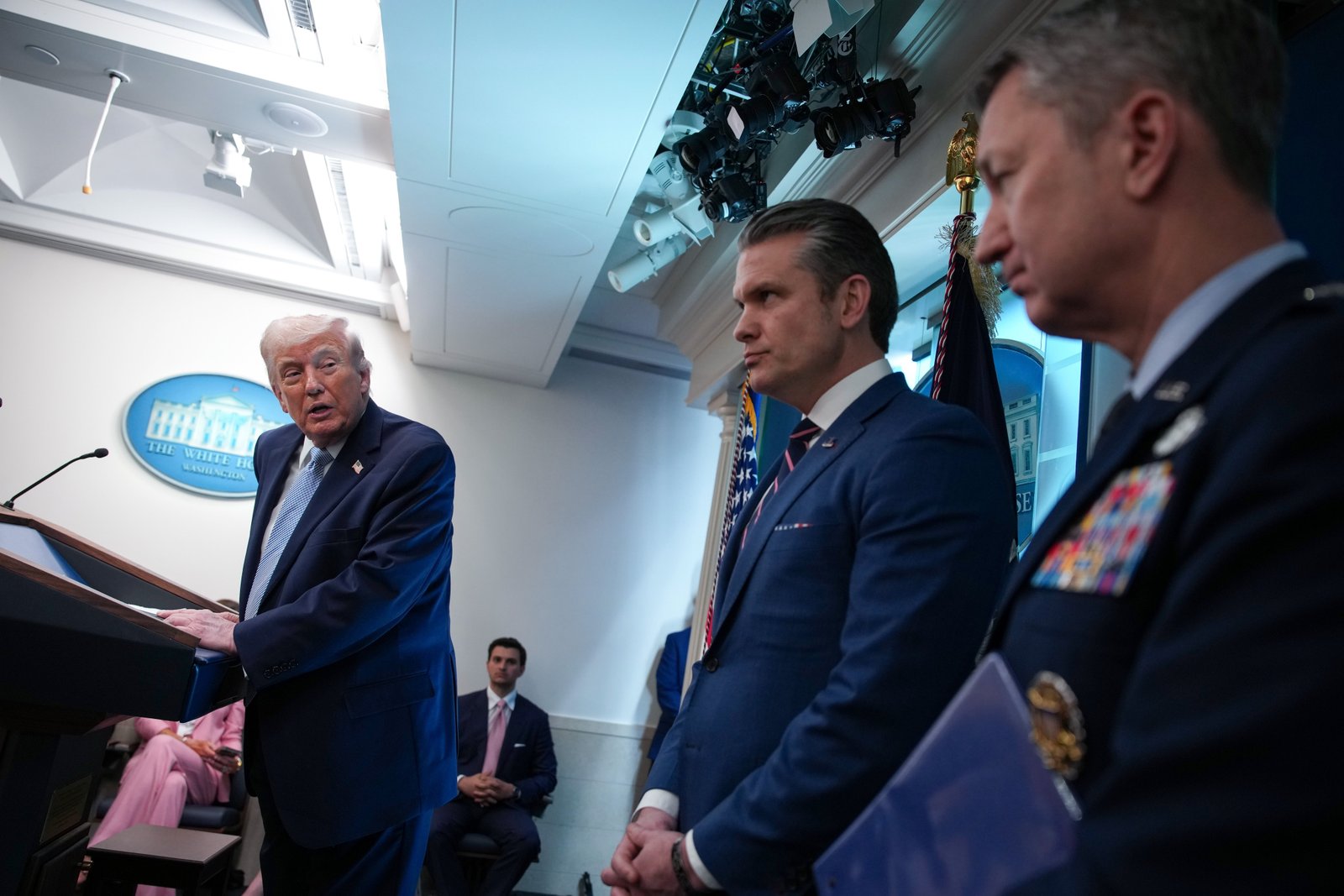 Trump ឆ្លើយសំណួរក្នុងអំឡុងពេលសន្និសីទកាសែតជាមួយរដ្ឋមន្ត្រីសង្រ្គាមអាមេរិក Pete Hegseth (កណ្តាល) និងជាប្រធាននៃអគ្គសេនាធិការចម្រុះលោក Dan Caine