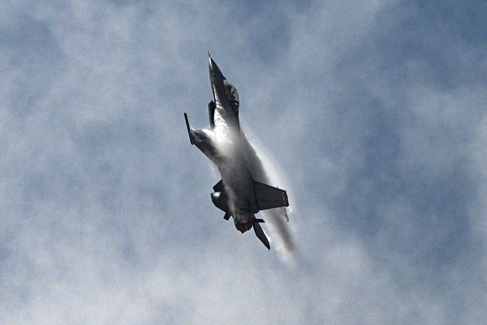 យន្តហោះចម្បាំង F-16 ហោះពីលើមូលដ្ឋានទ័ពអាកាស Las Palmas ក្នុងទីក្រុង Lima អំឡុងពេលបង្ហាញ