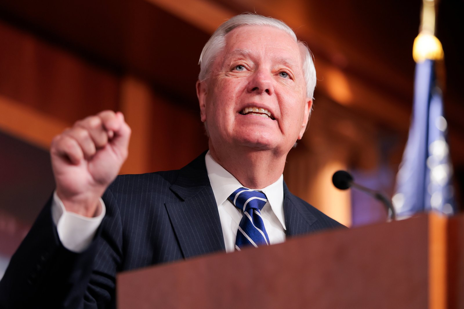ព្រឹទ្ធសមាជិក Lindsey Graham បានជំរុញជាយូរមកហើយឱ្យមានសកម្មភាពយោធាប្រឆាំងនឹងអ៊ីរ៉ង់ ប៉ុន្តែមានការភ័យខ្លាចថាកិច្ចព្រមព្រៀងនេះនឹងផ្លាស់ប្តូរអំណាចនៅក្នុងការពេញចិត្តរបស់ Tehran