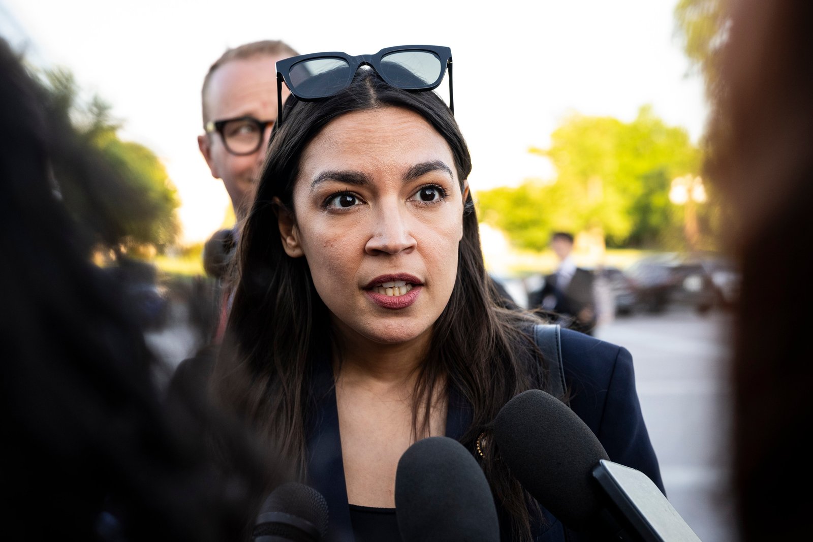 លោក Alexandria Ocasio-Cortez តំណាងរាស្រ្តប្រជាធិបតេយ្យនៃទីក្រុងញូវយ៉កបានជំរុញឱ្យប្រជាជន Texans បោះឆ្នោតឱ្យគូប្រជែងរបស់ Galindo លោក Johnny Garcia ដោយរិះគន់អតីតថាបាននិយាយពាក្យថា