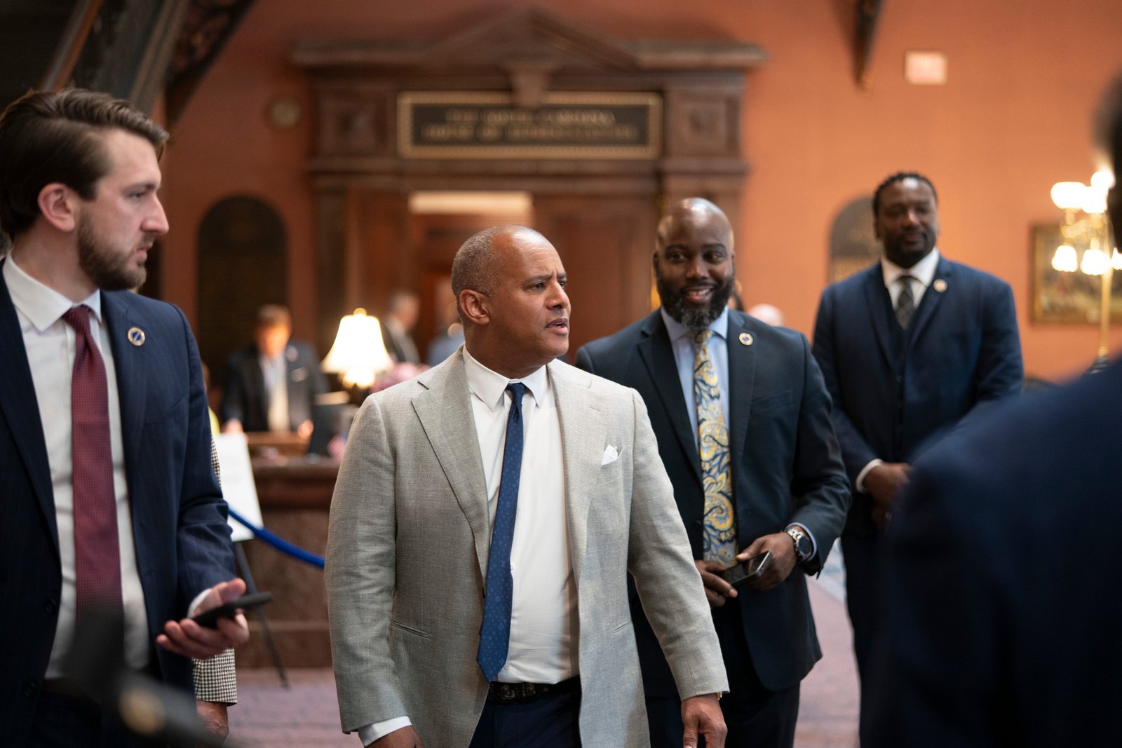 លោក Trump បានជំរុញឱ្យរដ្ឋដែលដឹកនាំដោយគណបក្សសាធារណរដ្ឋឱ្យដាក់ស្រុកឡើងវិញនៅមុនការបោះឆ្នោតខែវិច្ឆិកា ដើម្បីឈានទៅរកបញ្ហានយោបាយ ដែលជាធម្មតាធ្វើឱ្យគណបក្សរបស់លោកប្រធានាធិបតីបាត់បង់អាសនៈសភានៅក្នុងការបោះឆ្នោតពាក់កណ្តាលអាណត្តិ។