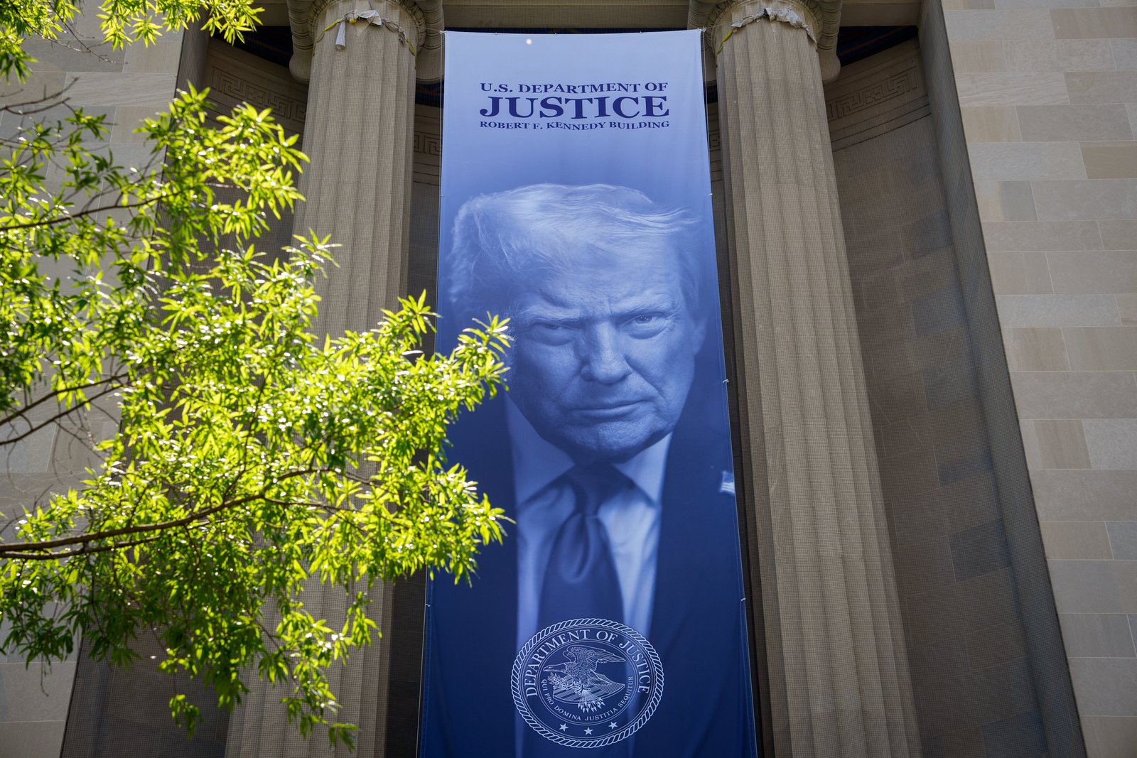 Trump ដែលបានចោទប្រកាន់ជាយូរមកហើយប្រឆាំងនឹងការកាត់ទោសដែលធ្វើឡើងក្រោមការគ្រប់គ្រងរបស់ Biden បានអះអាងថាមូលនិធិ 1.8 ពាន់លានដុល្លារនឹងជួយមនុស្សដែលគាត់បាននិយាយថាត្រូវបាន 