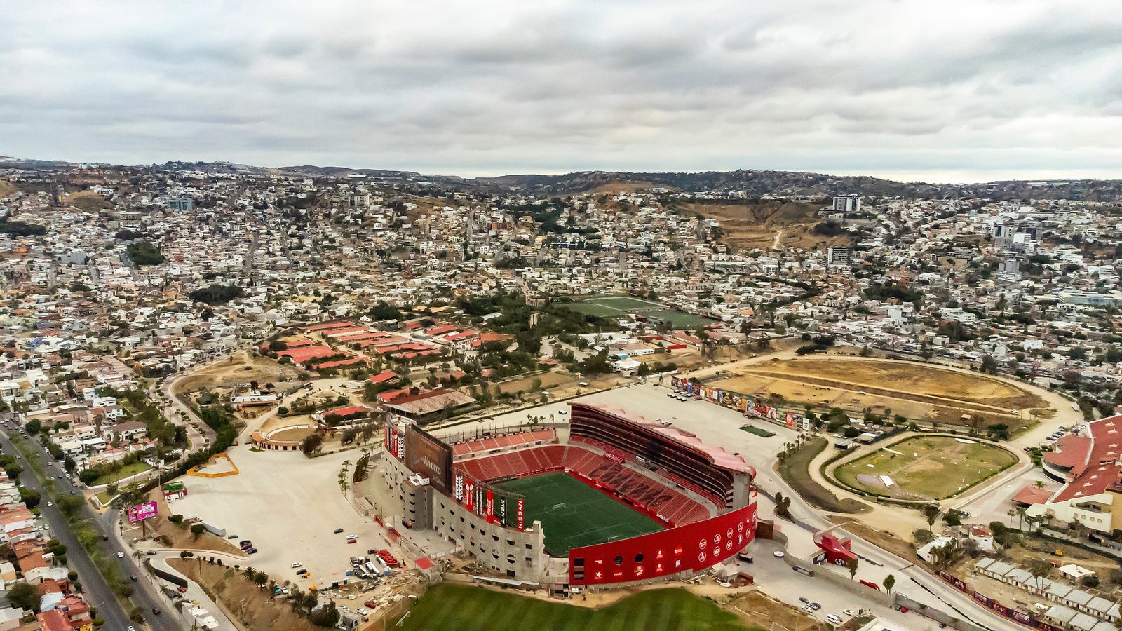 ទិដ្ឋភាពបែប Panoramic នៃ Estadio Caliente នៅថ្ងៃទី 25 ខែឧសភា ឆ្នាំ 2026 នៅ Tijuana ប្រទេសម៉ិកស៊ិក។ សមាគមបាល់ទាត់របស់ប្រទេសអ៊ីរ៉ង់បាននិយាយថា ខ្លួននឹងបង្កើតជំរុំសម្រាប់ការប្រកួតបាល់ទាត់ពិភពលោកឆ្នាំ 2026 នៅទីក្រុង Tijuana ប្រទេសម៉ិកស៊ិក បន្ទាប់ពី FIFA បានយល់ព្រមលើការផ្លាស់ប្តូរពីរដ្ឋ Arizona ដើម្បីដោះស្រាយបញ្ហាទិដ្ឋាការ និងសុវត្ថិភាព។ (រូបថតដោយ Francisco Vega/Getty Images)