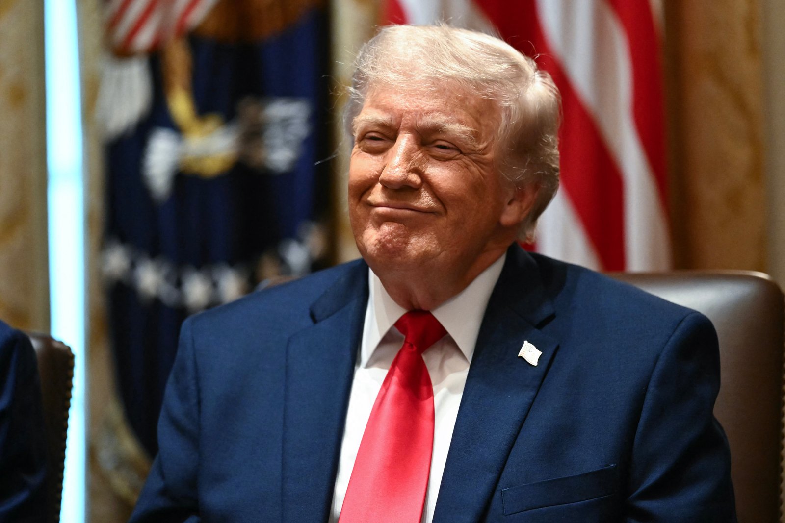 លោក Trump បានផ្តល់ការកែប្រែថ្មីមួយចំពោះការអំពាវនាវរបស់គាត់ឱ្យមានកិច្ចព្រមព្រៀងសន្តិភាពនៅឯកិច្ចប្រជុំគណៈរដ្ឋមន្ត្រីរបស់គាត់កាលពីថ្ងៃពុធដែលភ្ជាប់ទៅនឹងការចុះហត្ថលេខាលើកិច្ចព្រមព្រៀង Abraham ដោយប្រទេសដែលវង្វេង។