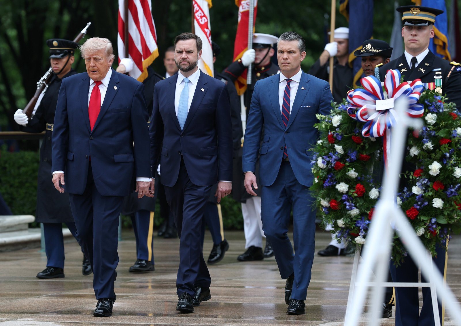 ប្រធានាធិបតីអាមេរិក Donald Trump អនុប្រធានាធិបតី JD Vance និងរដ្ឋមន្ត្រី War Pete Hegseth ចូលរួមពិធីដាក់កម្រងផ្កានៅថ្ងៃរំលឹក