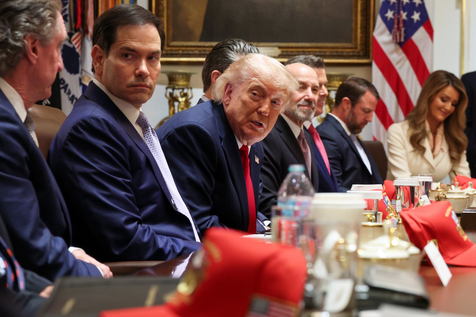 លោកប្រធានាធិបតី Trump បានជួបជាមួយទីប្រឹក្សាកាលពីថ្ងៃសុក្រដើម្បីពិភាក្សាអំពីសំណើចុងក្រោយនៃសង្គ្រាមសម្រាប់ប្រទេសអ៊ីរ៉ង់ ទោះបីជាមិនមានការប្រកាសសំខាន់ៗទាក់ទងនឹងកិច្ចព្រមព្រៀងមួយបានកើតឡើងក៏ដោយ។