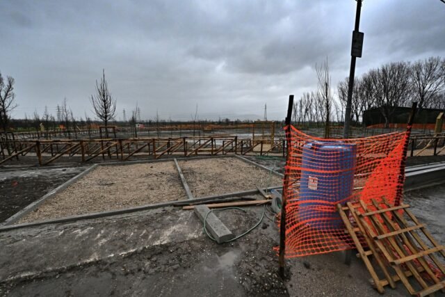 2442684-le-chantier-d-une-aire-de-jeux-bloque-en-raison-du.jpg