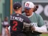 Roger Clemens បោះទីលានដំបូងទៅកូនប្រុសរបស់គាត់ Kody នៅ Fenway