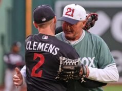 Roger Clemens បោះទីលានដំបូងទៅកូនប្រុសរបស់គាត់ Kody នៅ Fenway