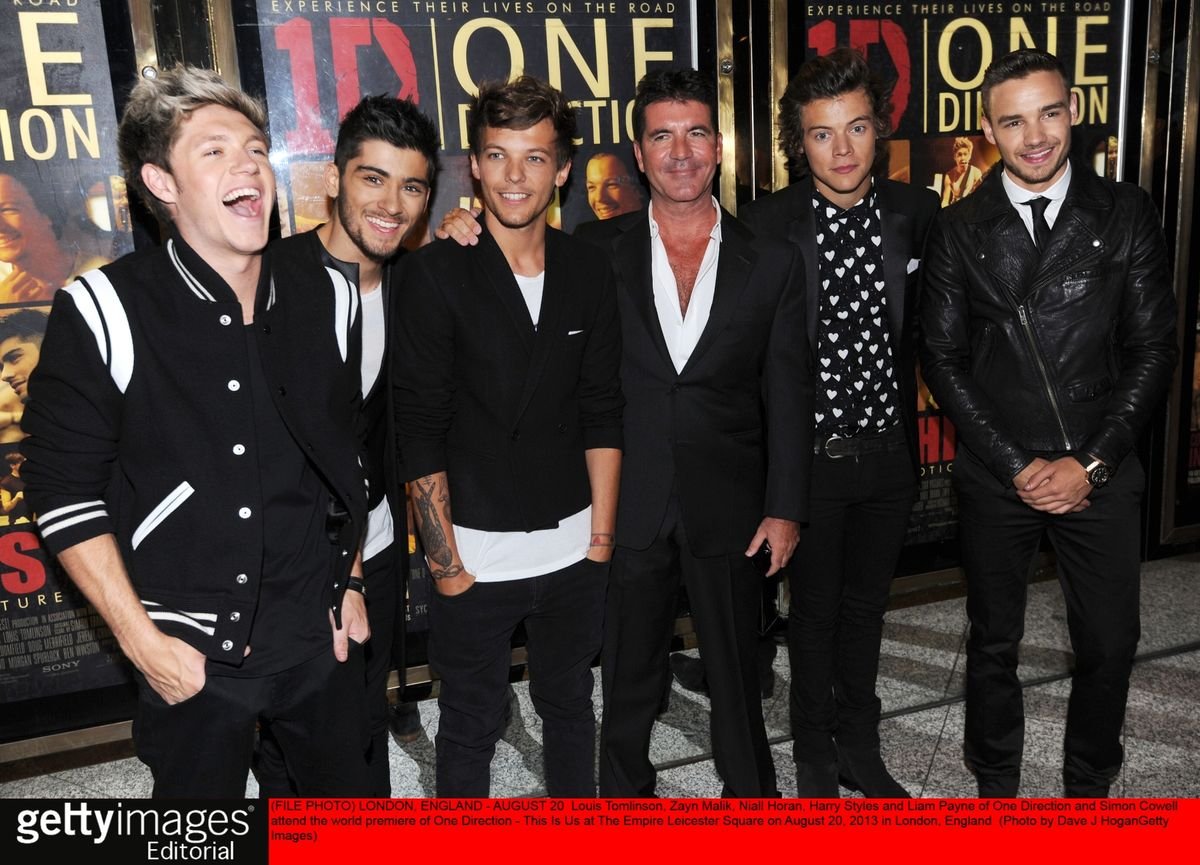 Louis Tomlinson របស់ One Direction, Zayn Malik, Niall Horan, Harry Styles និង Liam Payne ជាមួយ Simon Cowell 