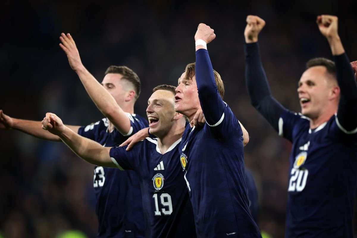 GLASGOW, SCOTLAND - ខែវិច្ឆិកា 18: Scott McTominay នៃប្រទេសស្កុតឡែនប្រារព្ធក្នុងអំឡុងពេលការប្រកួតជម្រុះ FIFA World Cup ឆ្នាំ 2026 រវាងស្កុតឡែន និងដាណឺម៉ាកនៅ Hampden Park នៅថ្ងៃទី 18 ខែវិច្ឆិកាឆ្នាំ 2025 ក្នុងទីក្រុង Glasgow ប្រទេសស្កុតឡេន។ (រូបថតដោយ Ian MacNicol / Getty Images)