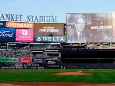សំឡេងរបស់ Sterling ផ្ទុះឡើង៖ “The Yankees ឈ្នះ!” មុនពេលចម្រៀងស៊ីណាត្រា