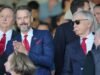 Kroenkes មើលខណៈដែលកីឡាកររបស់ Arsenal ទីបំផុតទទួលបានដៃរបស់ពួកគេនៅលើពានរង្វាន់ Premier League